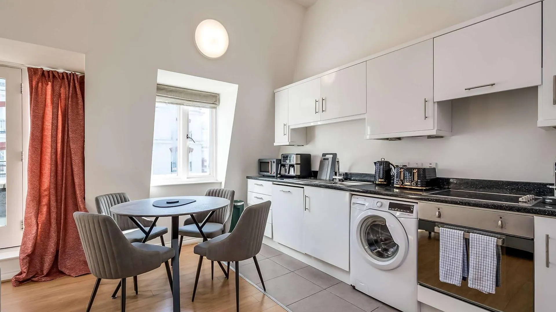 Central Belfast Apartments - The Cathedral Loft