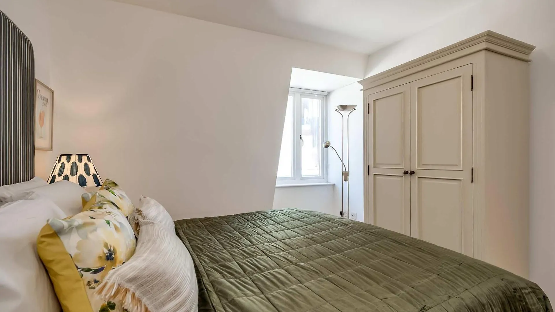 Central Belfast Apartments - The Cathedral Loft