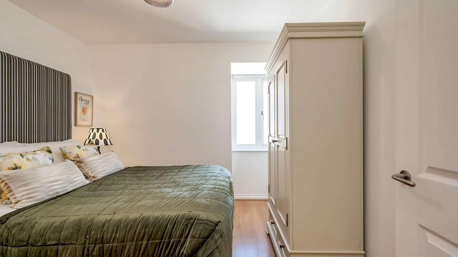 Central Belfast Apartments - The Cathedral Loft