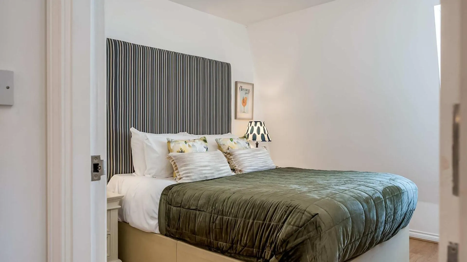 Central Belfast Apartments - The Cathedral Loft